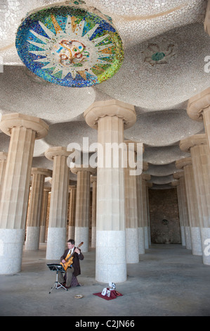 Musiker, spielt Gitarre in den Park Güell, Barcelona, Katalonien, Spanien Stockfoto