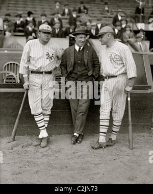 Babe Ruth & Jack Bentley in Riesen Uniformen für Schaukampf; Jack Dunn in Mitte (Baseball)] Stockfoto