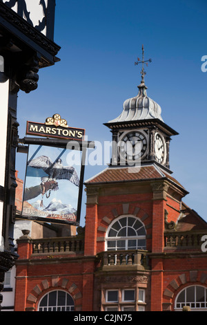 Großbritannien, England, Staffordshire, Lauch, viktorianischen Buttermarkt Uhrturm und Zeichen der Bird in Hand Kneipe Stockfoto