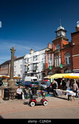 Großbritannien, England, Staffordshire, Lauch, Stadtzentrum, Klasse 2 aufgeführten 15. Jahrhundert Kreuz im Marktplatz Stockfoto