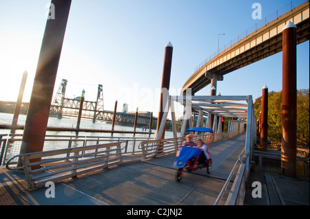 Radfahrer und Fußgänger auf der Vera Katz Ostufer Esplanade schwimmende Gehweg entlang des Willamette River, Portland, Oregon, USA Stockfoto