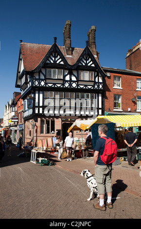 Großbritannien, England, Staffordshire, Lauch, Marktplatz, Mann und Hund am Samstagsmarkt Antiquitäten und Sammlerstücke Stockfoto