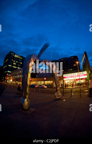 POD kinetische Skulptur von Peter Beeman, in der Innenstadt auf W Burnside, gegenüber Powells City of Books, Portland, Oregon, USA Stockfoto