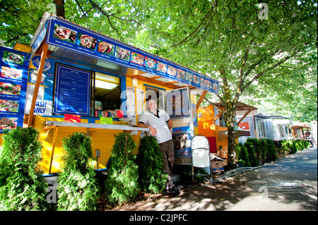 Eigentümer & Koch Saied Samaiel vor seinem Aybala Mediterranean Grill Essen Wagen in der Innenstadt von Portland, Oregon, USA Stockfoto