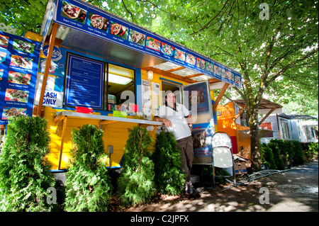 Eigentümer & Koch Saied Samaiel vor seinem Aybala Mediterranean Grill Essen Wagen in der Innenstadt von Portland, Oregon, USA Stockfoto