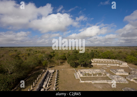 Überblick über Colonnaded Tempel (Struktur 70) an der postklassischen Maya Ruinen von Mayapan in der Yucatan Halbinsel, Mexiko. Stockfoto