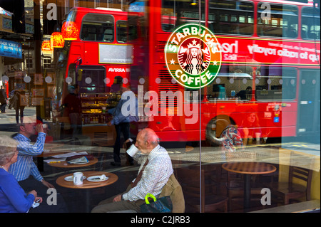 Zwei Londoner Doppeldecker-Busse auf Starbucks Fenster reflektiert Stockfoto