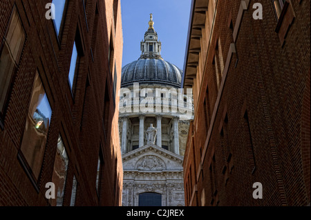 Kuppel der St. Pauls Kathedrale gesehen zwischen zwei Gebäuden, London, England, UK
