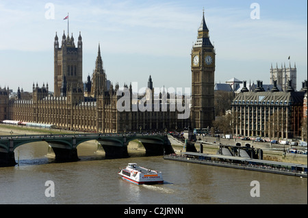 City Cruises Schiff vorbei an den Houses of Parliament, London, England, UK Stockfoto