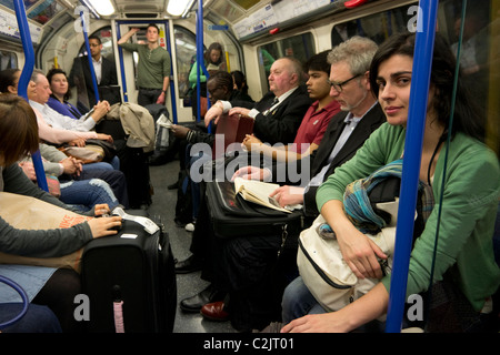 Passagiere in einer Londoner U-Bahn u-Bahn Zug, London, England, UK Stockfoto