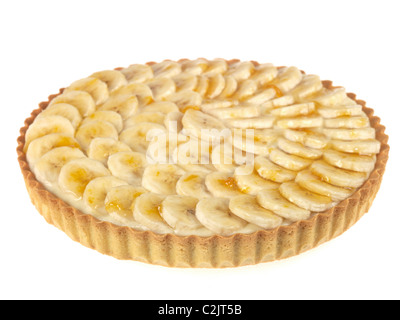 Frisch zubereiteten hausgemachten frischen Bananen Flan In einem Gebäck Kruste Basis gegen einen weißen Hintergrund mit keine Menschen und einen Freistellungspfad Stockfoto