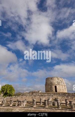 Der Runde Tempel (El Tempel Redondo) und Zimmer Chac Masken bei den Maya Ruinen von Mayapan in der Yucatan Halbinsel, Mexiko. Stockfoto