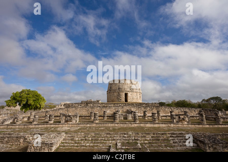 Der Runde Tempel (El Tempel Redondo) und Zimmer Chac Masken bei den Maya Ruinen von Mayapan in der Yucatan Halbinsel, Mexiko. Stockfoto