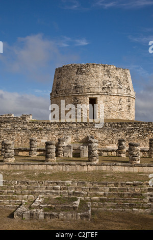 Der Runde Tempel (El Tempel Redondo) und Zimmer Chac Masken bei den Maya Ruinen von Mayapan in der Yucatan Halbinsel, Mexiko. Stockfoto