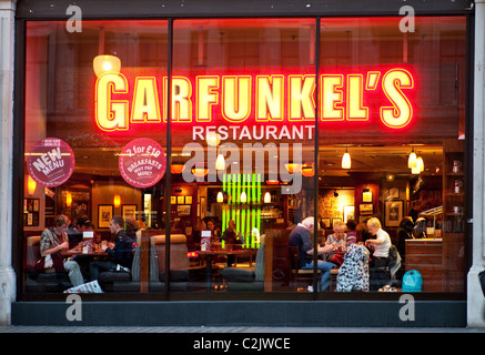 Garfunkel's Restaurant in der Regent Street, London am Abend Stockfoto