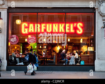 Garfunkel's Restaurant in London am Abend Stockfoto