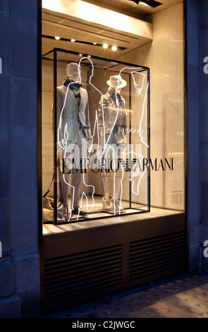 Armani Store in London am Abend Stockfoto