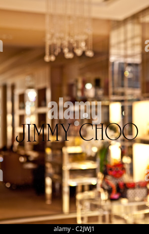 Jimmy Choo Store in London am Abend Stockfoto