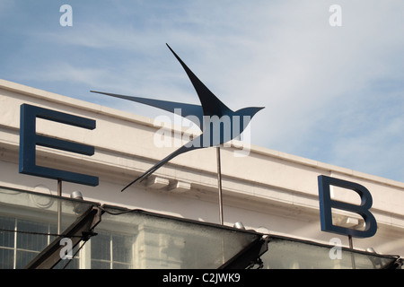 Das Bluebird-Logo auf dem Geländer vor dem Bluebird-Restaurant, bar, Food Store & Bäcker, Kings Road, Chelsea, London, SW3, UK. Stockfoto