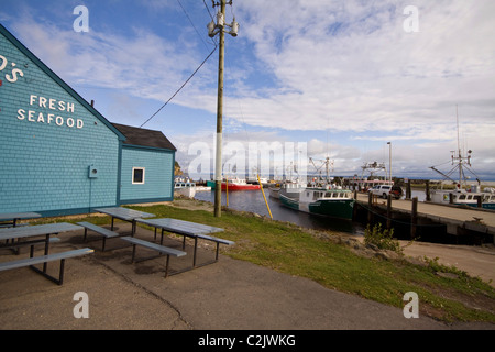 Fischrestaurant und Boote im Hafen, Alma, New Brunswick, Kanada Stockfoto