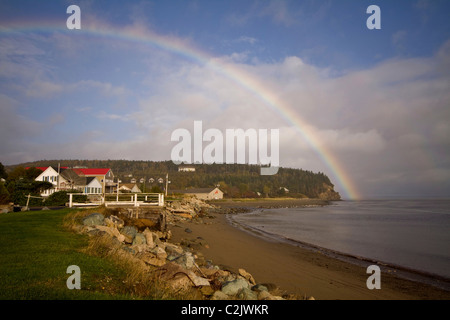 Spektakuläre Regenbogen geht in die Bucht über das Dorf Alma, New Brunswick, Kanada Stockfoto