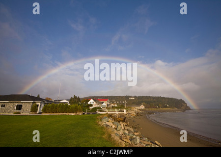 Spektakuläre Regenbogen über dem Dorf von Alma, New Brunswick, Kanada Stockfoto