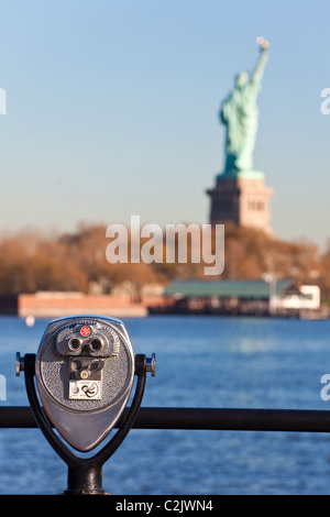 Münz, touristische Besichtigung Ferngläser und The Statue of Liberty, New York City, Vereinigte Staaten von Amerika Stockfoto