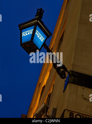 Ein traditionellen Polizei Zeichen oben Savill Zeile Polizeistation im Londoner West End Stockfoto