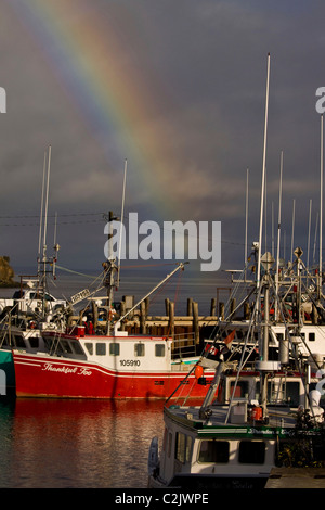 Spektakuläre Regenbogen über die Fischerboote im Dorf von Alma, New Brunswick, Kanada Stockfoto