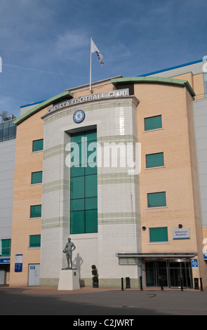 Die Westtribüne, mit Peter Osgood Statue, Stamford Bridge Stadium, Heimat der Chelsea Football Club, West London, England. Stockfoto