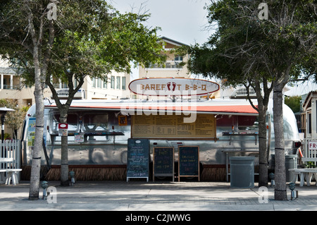 Barfuß B-B-Q, einer der mehreren altmodischen Airstream Anhänger mit Speisen und in ungezwungener Atmosphäre im Meer, Florida. Stockfoto