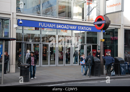 Der Eingang zum Fulham Broadway u-Bahnstation (London Underground), London, England.  Feb 2011 Stockfoto