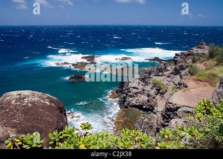 Zerklüftete Nordwestküste von Maui, Hawaii. Pilz-geformten Felsen in der Ferne Stockfoto