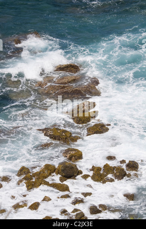 Hämmerte Surf entlang zerklüftete Nordwestküste von Maui, Hawaii Stockfoto