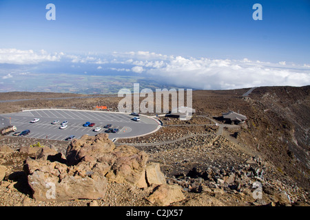 Visitor Center und Parkplatz in der Nähe von Gipfel des Haleakala Vulkan auf Maui. North Coast von Maui kann in der Ferne gesehen werden. Stockfoto