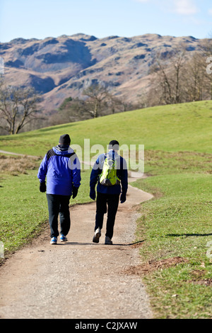 Wanderer im Elter Wasser, Lake District, Cumbria, England, UK. Stockfoto