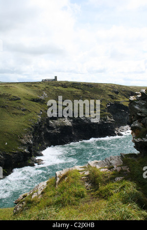 Blick auf die St Materiana Kirche über das Meer von Tingagel Burg, Cornwall, England Stockfoto