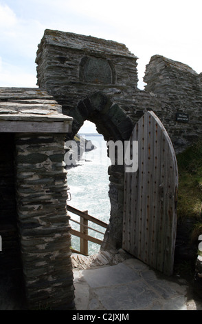 Blick auf das Meer durch einen Eingang in Tintagel Castle in Cornwall Stockfoto