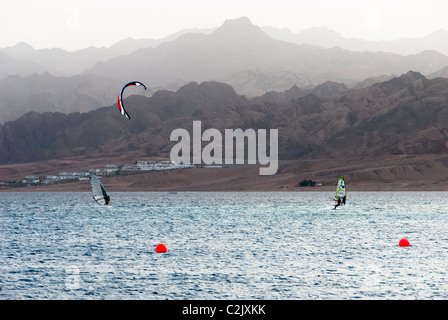 Surfer in blaue Lagune - Dahab, Sinai-Halbinsel, Ägypten Stockfoto