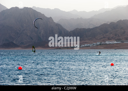 Surfer in blaue Lagune - Dahab, Sinai-Halbinsel, Ägypten Stockfoto