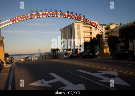 Eingang zum weltberühmten Daytona Strand - am Fuße des internationalen Speedeway Boulevard in Daytona Beach, FL Stockfoto