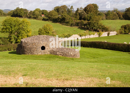 Stein-Struktur und die Landschaft, Newgrange, County Meath, Irland Stockfoto