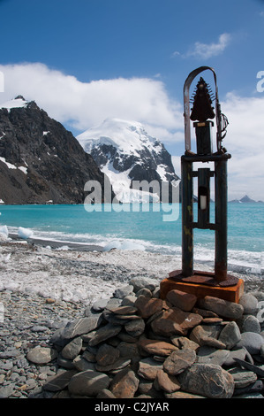 Antarktis Denkmal für Entdecker und Seefahrer auf dem eisigen Strand an der Naval Base Orcadas, Süd-Orkney-Inseln. Stockfoto