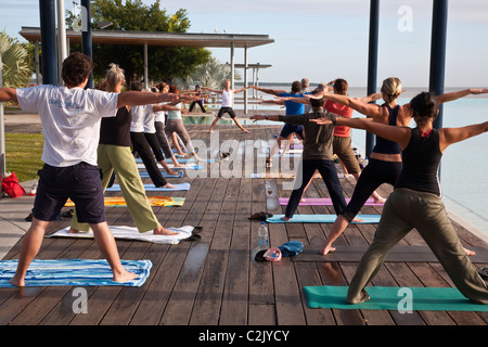 Morgen-Yoga-Kurs an der Esplanade Lagune. Cairns, Queensland, Australien Stockfoto