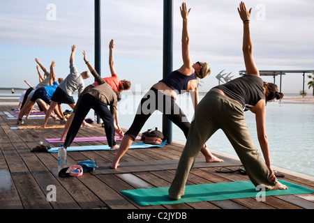 Morgen-Yoga-Kurs an der Esplanade Lagune. Cairns, Queensland, Australien Stockfoto