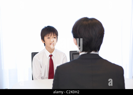 Junior High School Boy im Gespräch mit Lehrer Stockfoto