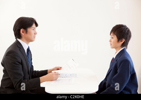 Junior High School Boy und Lehrer mit einem Treffen Stockfoto