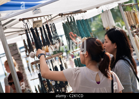 Touristen, die am Wochenende Esplanade Märkten einkaufen. Cairns, Queensland, Australien Stockfoto