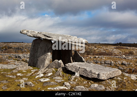 Poulnabrone Dolmen im Herzen des Burren-Plateaus. County Clare. Irland. Stockfoto