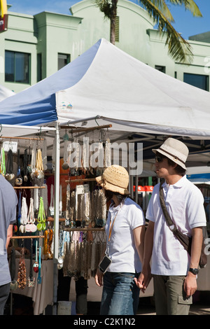 Touristen, die am Wochenende Esplanade Märkten einkaufen. Cairns, Queensland, Australien Stockfoto